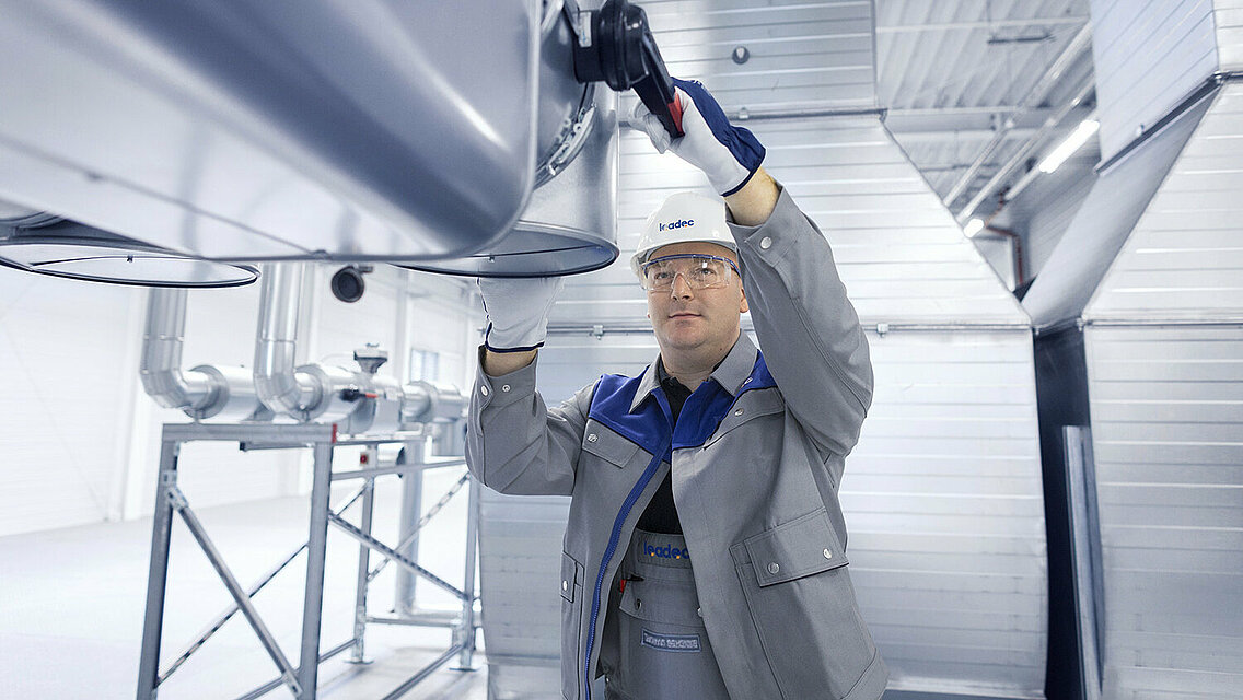 Leadec employee working on the ventilation system of a factory.