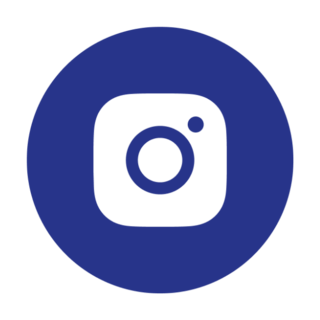 Instagram Logo auf blauem Hintergrund.
