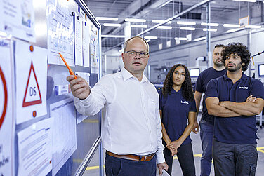 Leadec-Mitarbeitende erhalten ein Sicherheitstraining in einer Batteriefabrik.