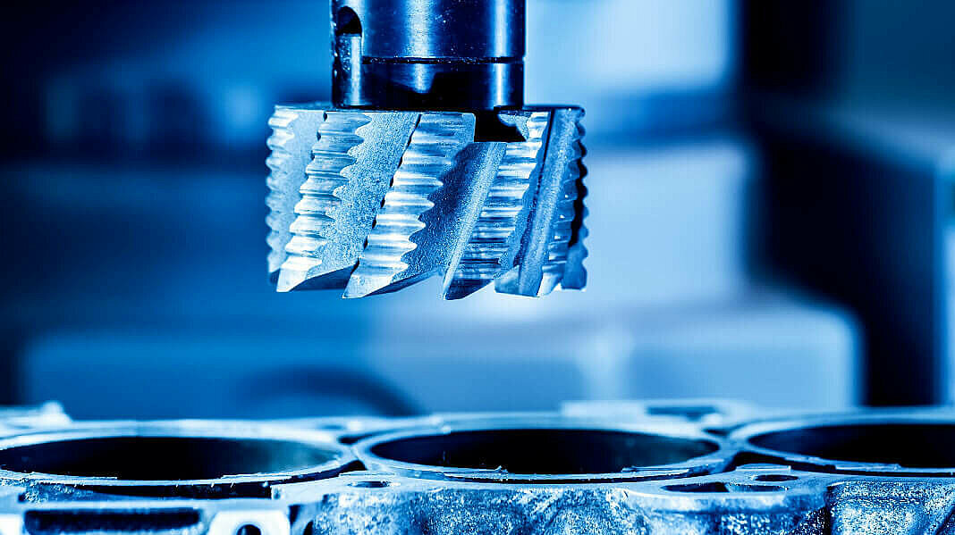 Ansicht eines Fräsers in einer Maschine für Metallbearbeitung.