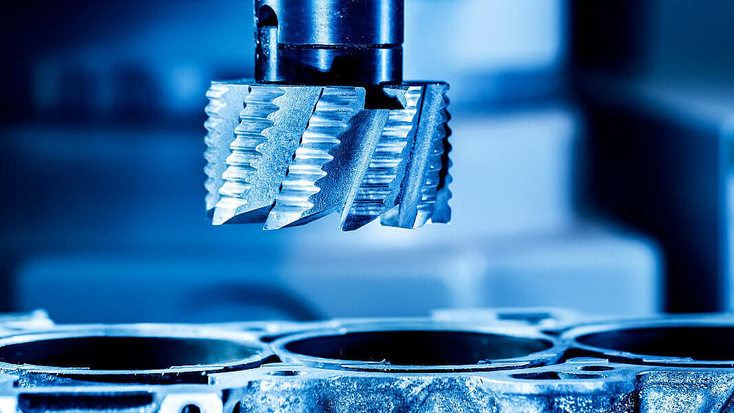 Ansicht eines Fräsers in einer Maschine für Metallbearbeitung.