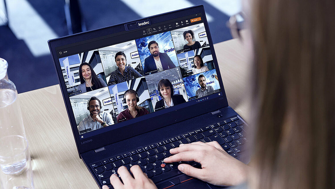 A laptop on which several colleagues can be seen in a virtual meeting.
