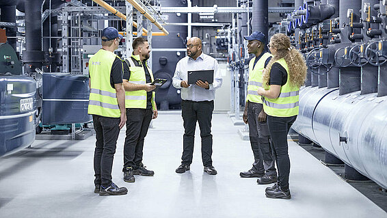 Leadec-Team im Gespräch im Heizkraftwerk.