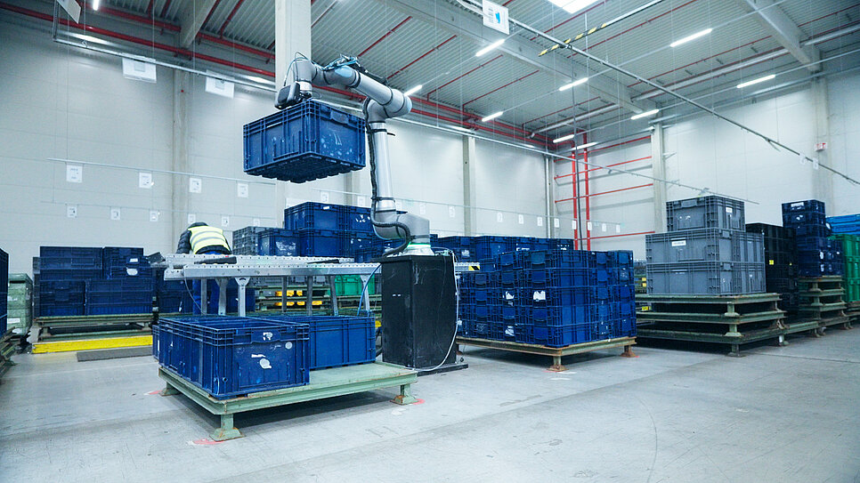 [Translate to Deutsch (DE):] The cobot working in empties management
