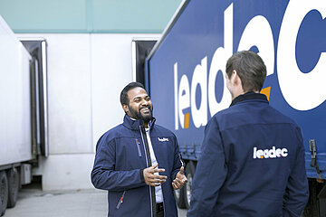 [Translate to Deutsch (DE):] Two Leadec employees talking next to a truck