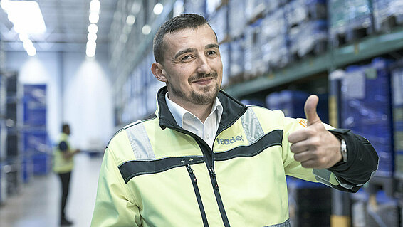 A male Leadec employee giving a thumbs up. 
