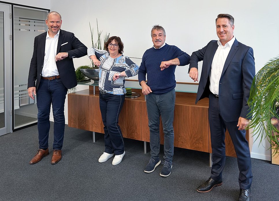 Die Firmenvertreter bei der Unterzeichnung (von links nach rechts): Alexander Bonk (Leadec), Katrin Jahne-Finck und Frank Reichl (Schulz & Reichl Elektrobau GmbH), Dietmar Rettig (Leadec)