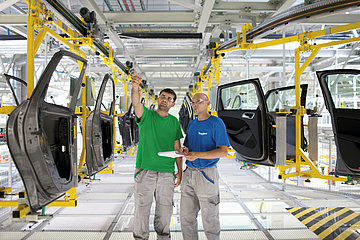 Leadec and Castrol employee in a car factory