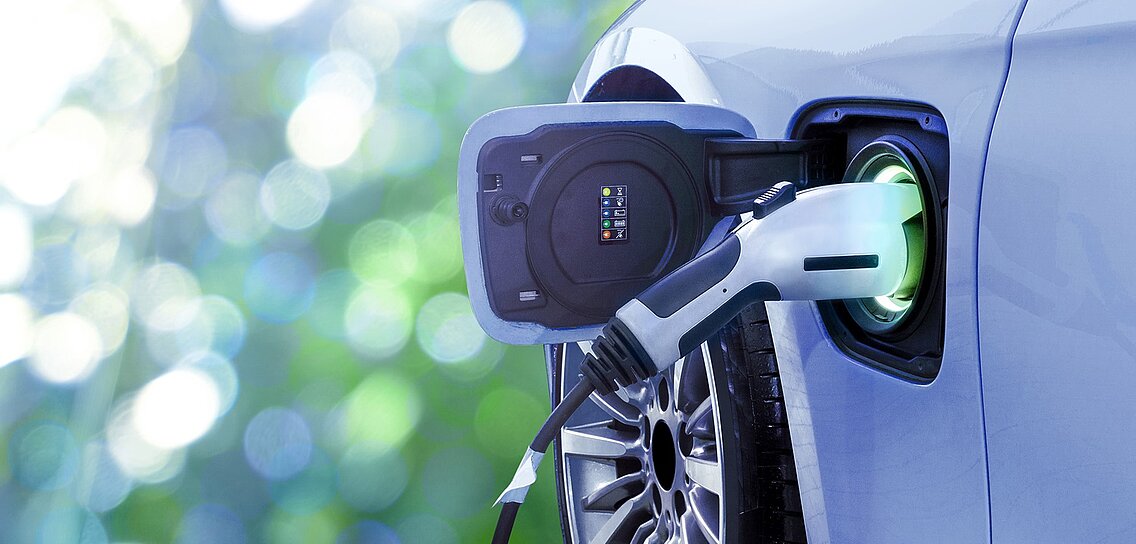 Ladevorgang eines E-Fahrzeugs. 