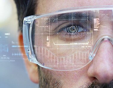 Mann mit einer stilisierten VR-Brille.