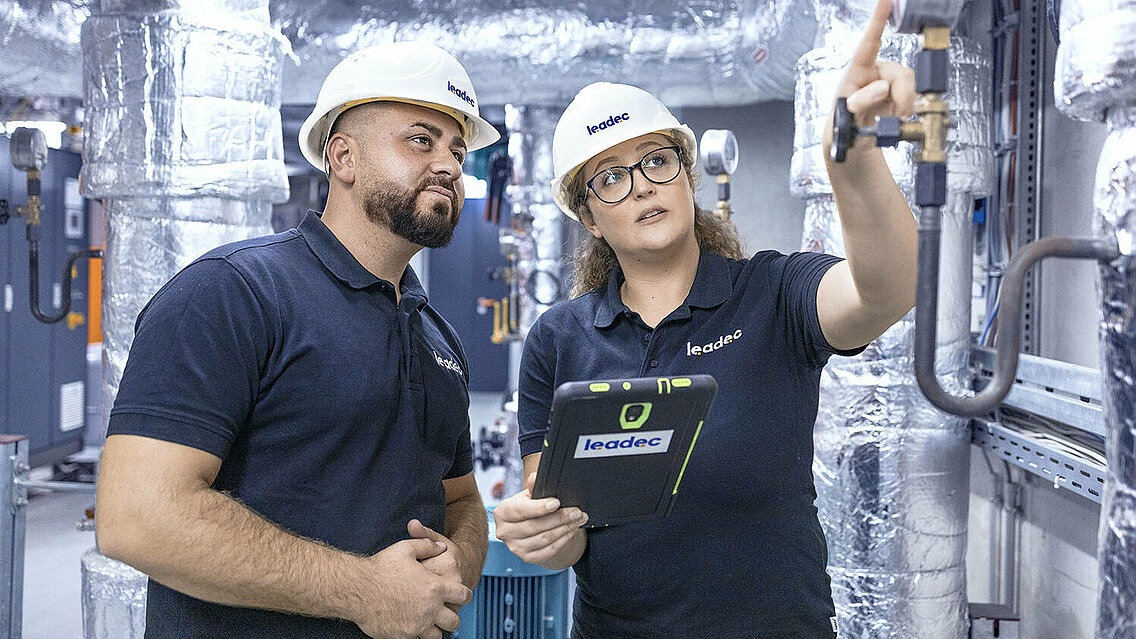Zwei Leadec-Mitarbeitende bei der Inspektion des Heizkraftwerks.
