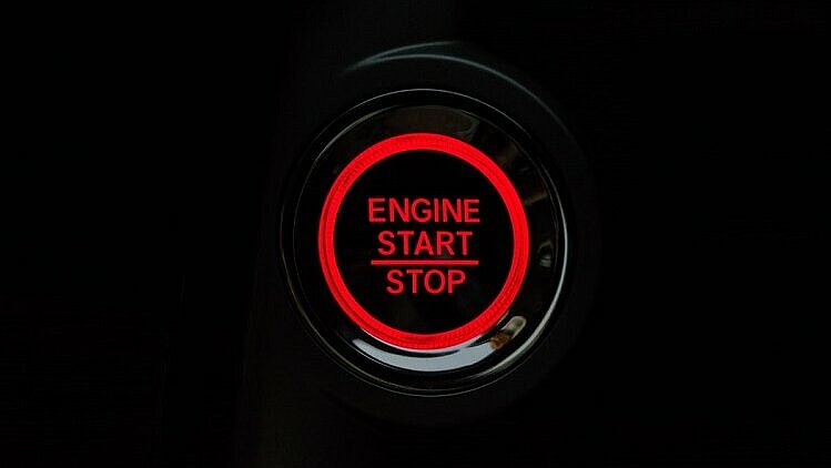 Roter Startknopf mit Auschrift "Start Engine"