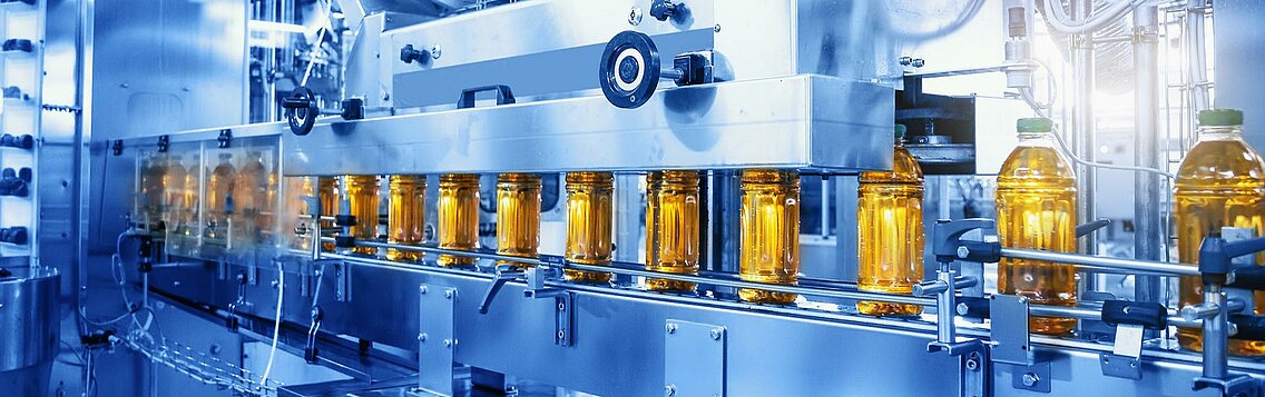 Förderband mit Flaschen in der Abfüllung.