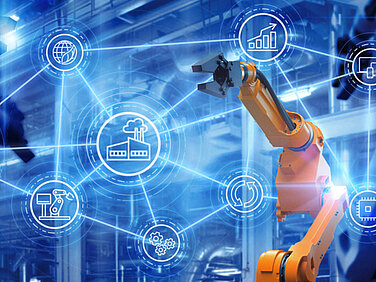 Visuelle Darstellung zweier Roboterarme und vernetzter Icons.