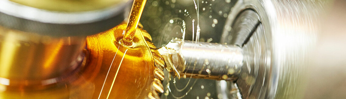 Gear wheel is sprayed with lubricant.