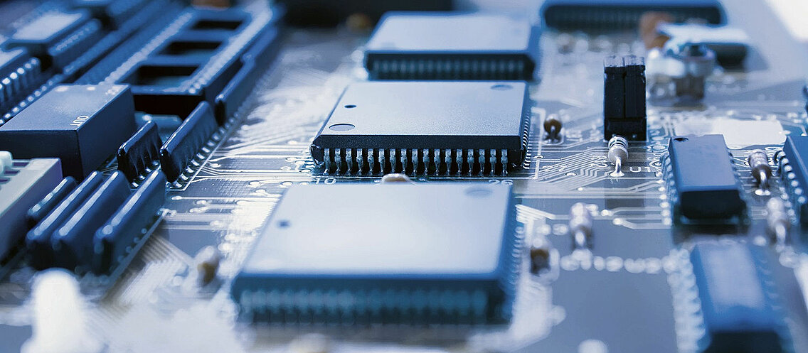 Ansicht einer Platine mit elektronischen Bauteilen.