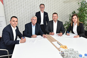 István Eszenyi and János Bényei (previous owners of FISS Automatika Kft.), Dr. Ferenc Antreter (Finance Director Leadec Hungary), Ferenc Dákai (Managing Director Leadec Hungary) and Hédi Major (HR Director Leadec Hungary) signing the contract.