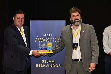 Jucélio Joly and André Luiz Sales von Leadec mit dem Meli Award in der Kategorie „Anlagen & Instandhaltung“.
