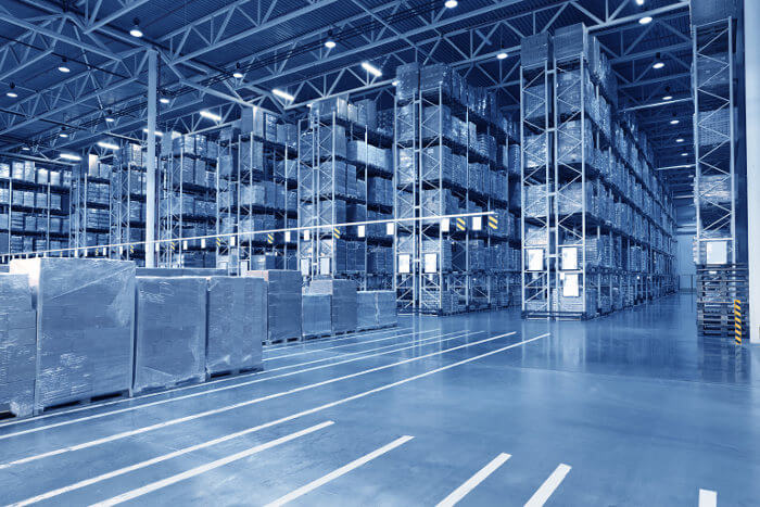 View of a high-bay warehouse in a logistics hall.