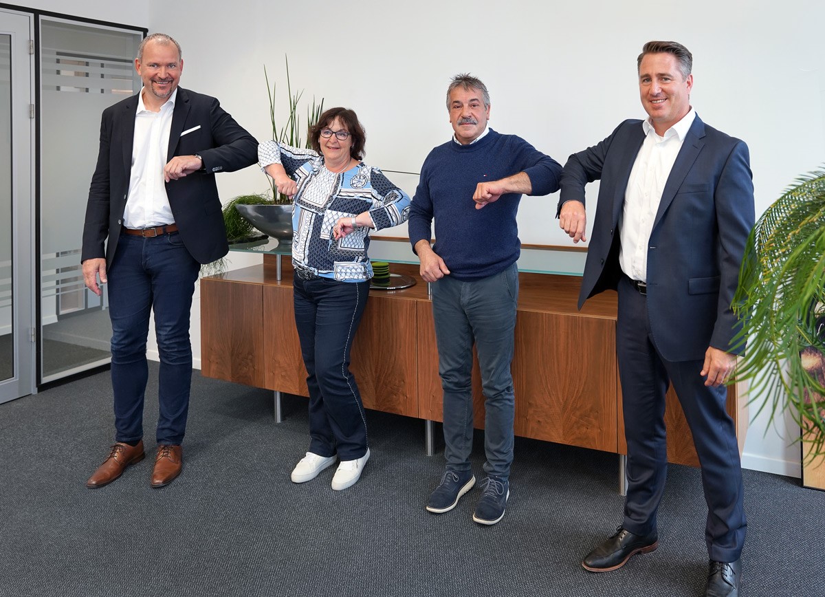 Die Firmenvertreter bei der Unterzeichnung (von links nach rechts): Alexander Bonk (Leadec), Katrin Jahne-Finck und Frank Reichl (Schulz & Reichl Elektrobau GmbH), Dietmar Rettig (Leadec)