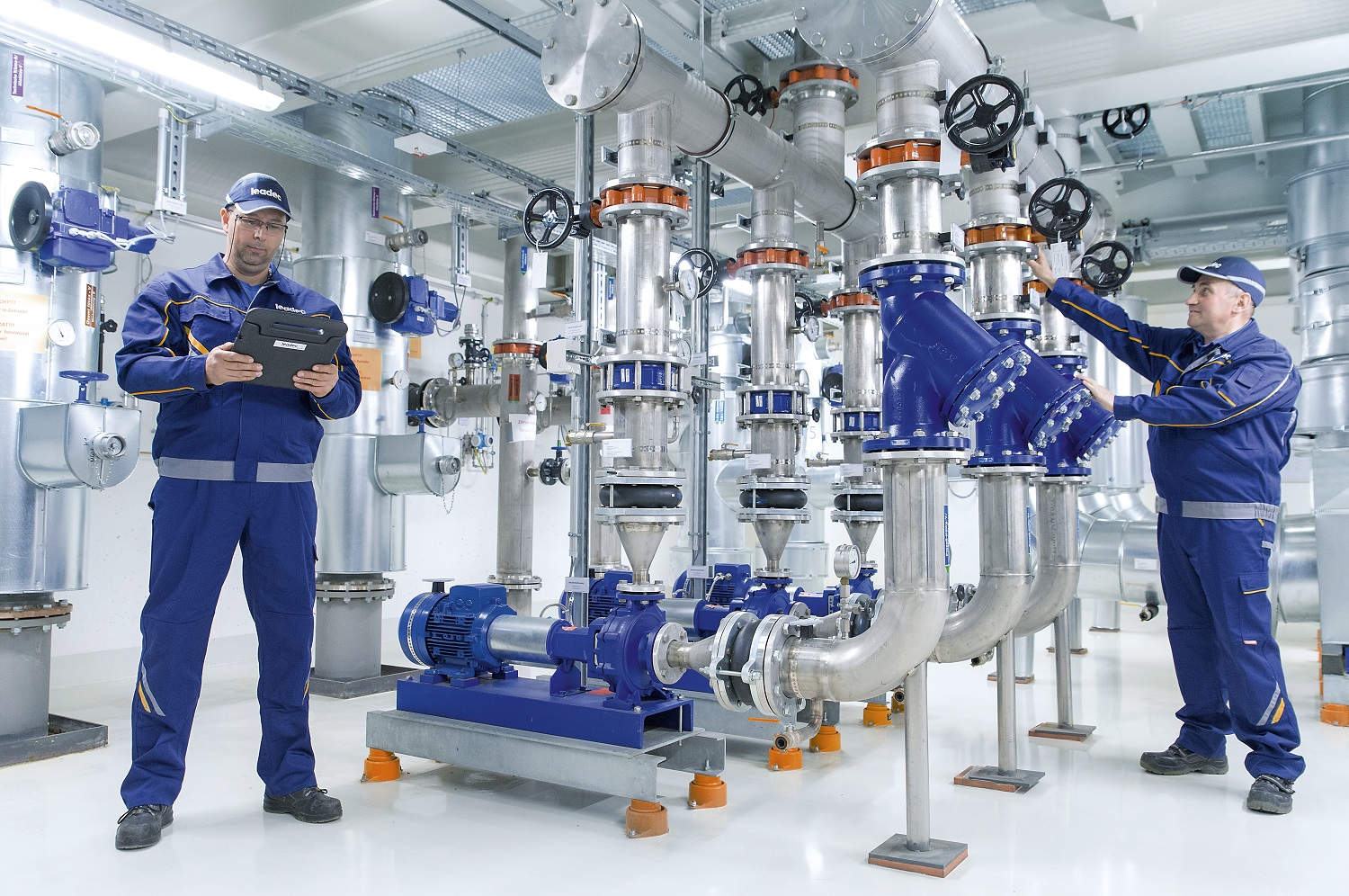 Zwei Leadec-Mitarbeiter in einer Fabrik.
