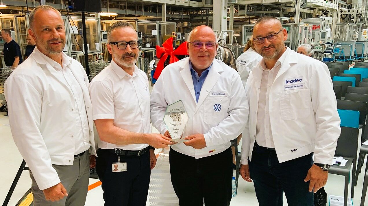 In the photo, from left to right: Dariusz Kowalski (Leadec), Jacek Rostkowski and Stefan Kiendl (Volkswagen Motor Polska) and Przemysław Pendrowski (Leadec).