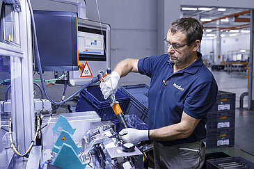 Leadec employee during the pre-assembly of components for electric vehicles.