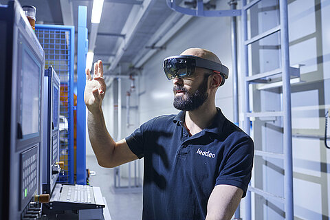 A Leadec employee carrying out smart condition monitoring with VR glasses.